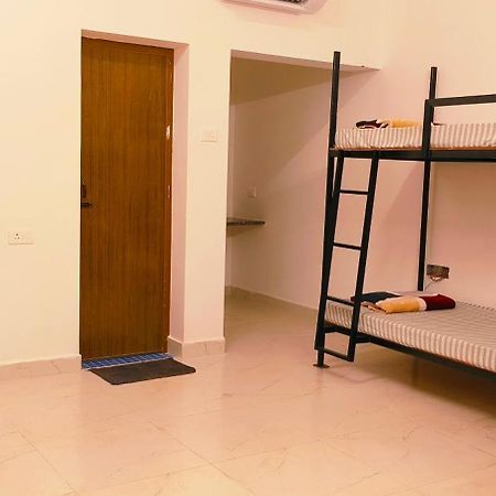 Mitra Hostel ヴァガトール エクステリア 写真