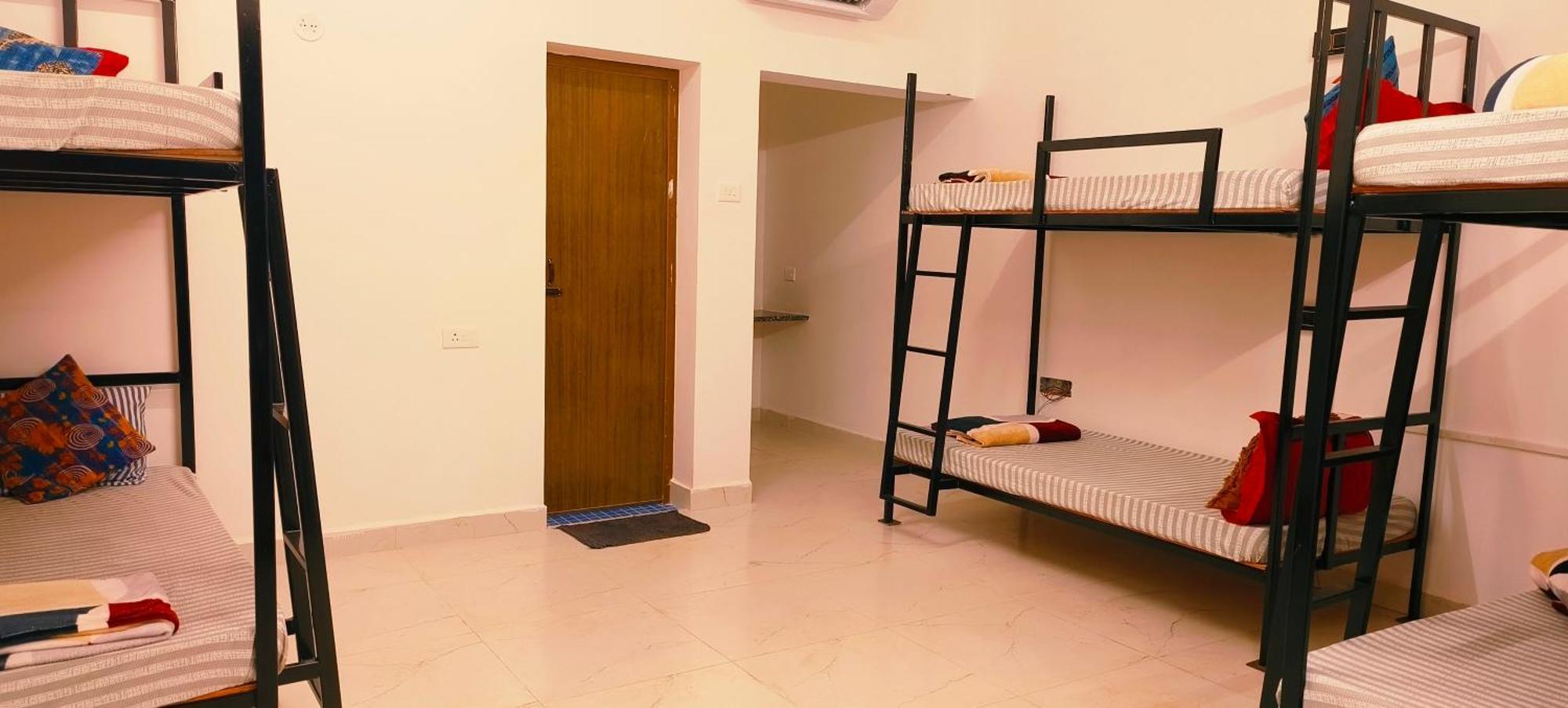 Mitra Hostel ヴァガトール エクステリア 写真