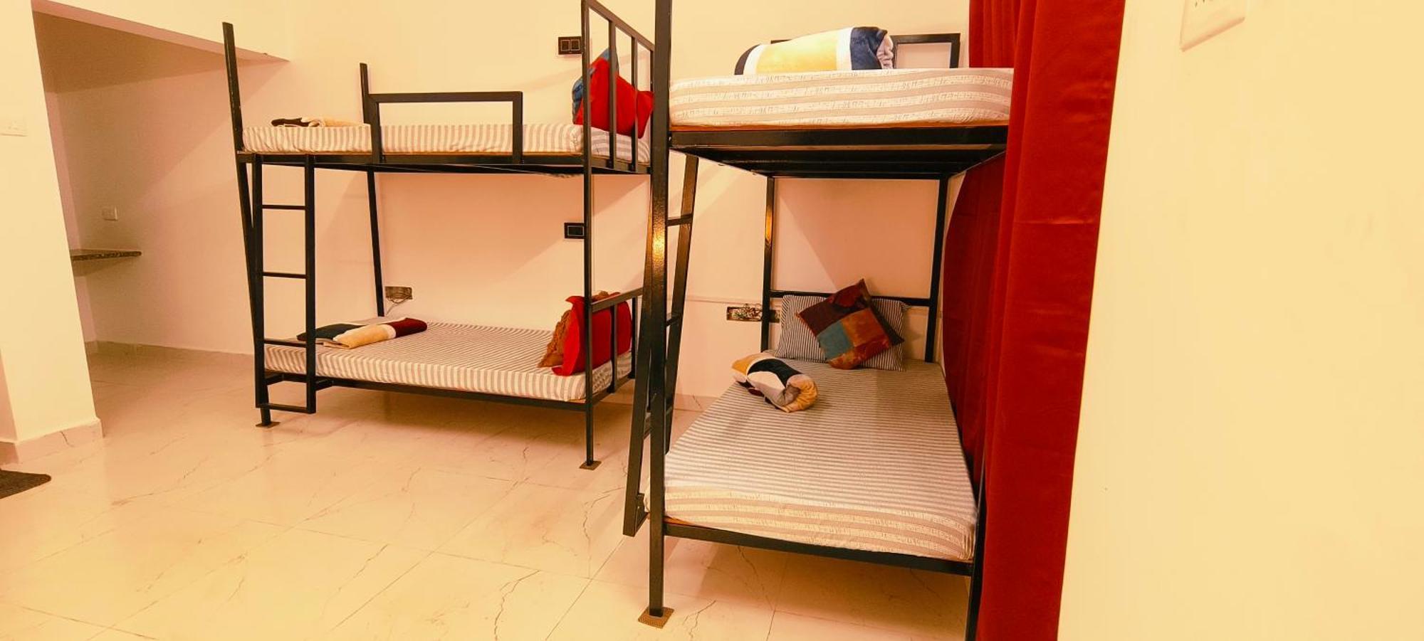 Mitra Hostel ヴァガトール エクステリア 写真