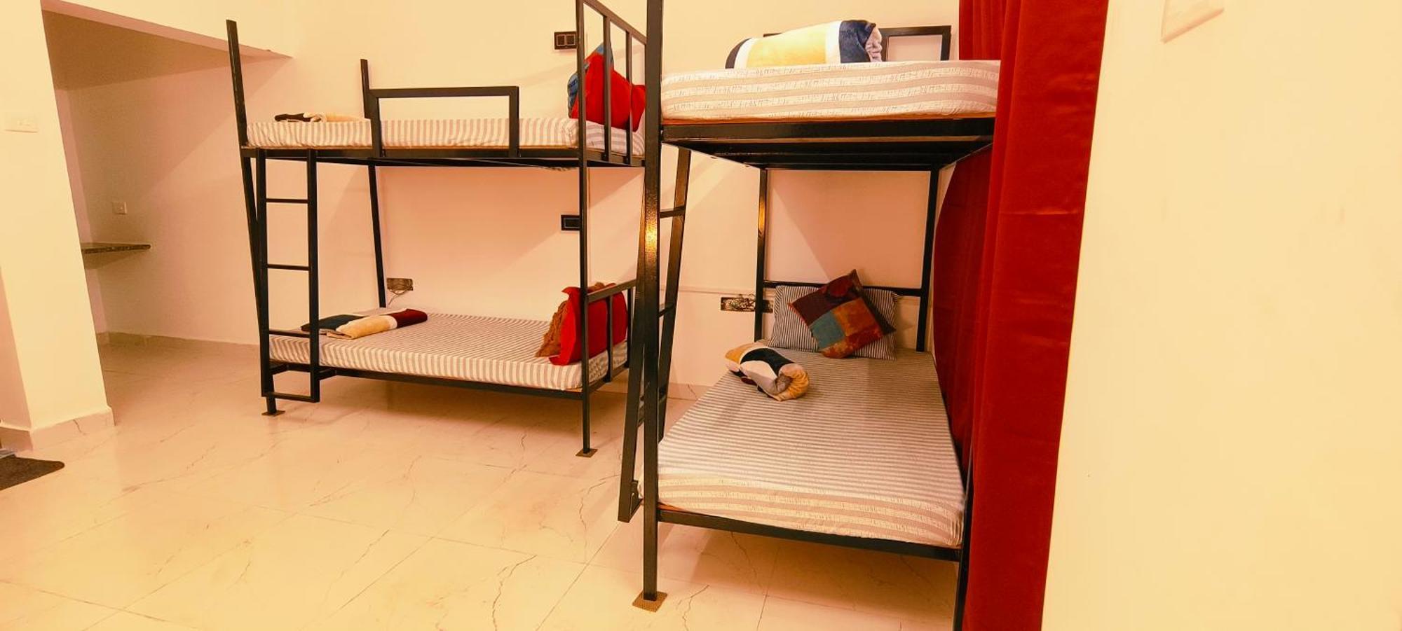 Mitra Hostel ヴァガトール エクステリア 写真