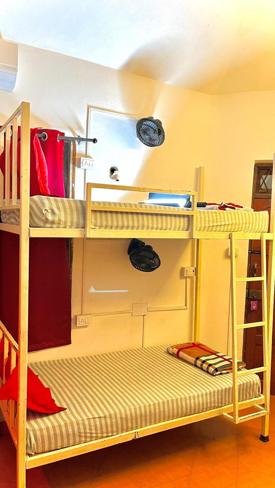 Mitra Hostel ヴァガトール エクステリア 写真